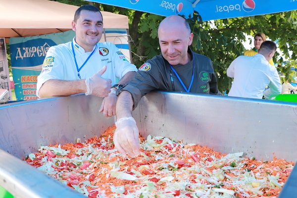 Рекорд України з виготовлення найбільшої кількості салату «Херсонський овочевий феєрверк» встановлено