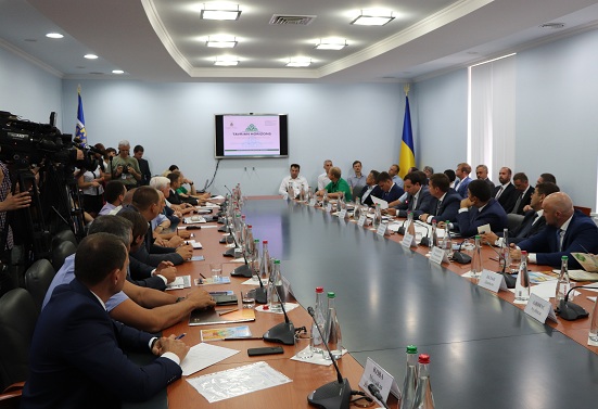 Прем’єр-міністр України обговорив питання розвитку економіки Херсонщини з бізнесменами і владою