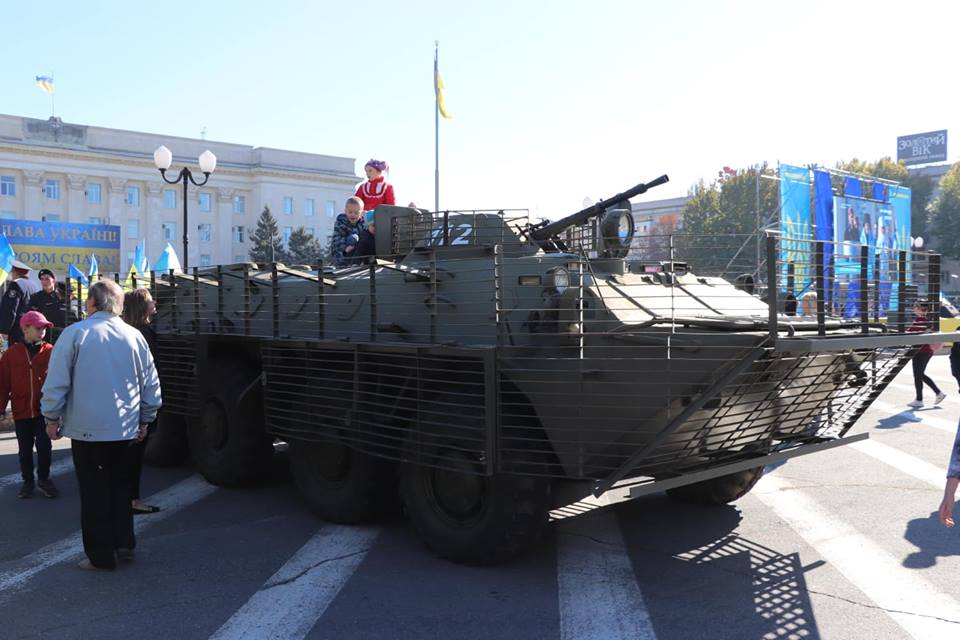 До Дня захисника України на головній площі Херсона відкрили виставку військової техніки