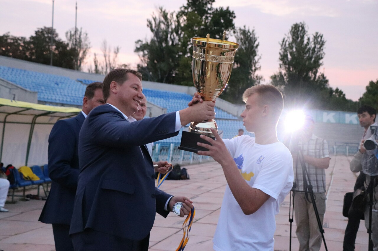 Андрій Гордєєв нагородив переможців футбольного турніру «Крим – це Україна»