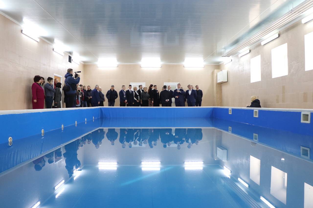 У Херсонській школі відкрили сучасний басейн