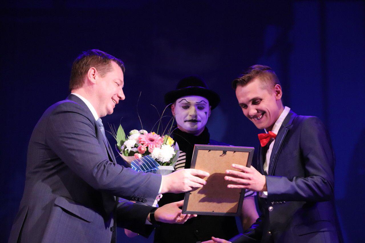 Андрій Гордєєв нагородив херсонських театральних митців
