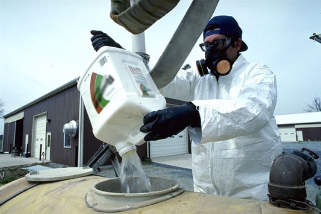 На утилізацію непридатних пестицидів з обласного фонду буде виділено майже 10 млн грн
