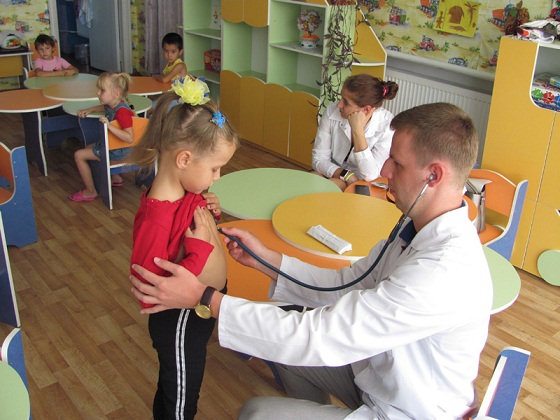 Все дети здоровы, - врачи провели повторный медосмотр в Первоконстантиновке и Григорьевке 