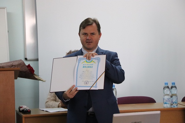 В Херсоне перед семинаром чиновнице вручили Благодарность премьер-министра Украины 