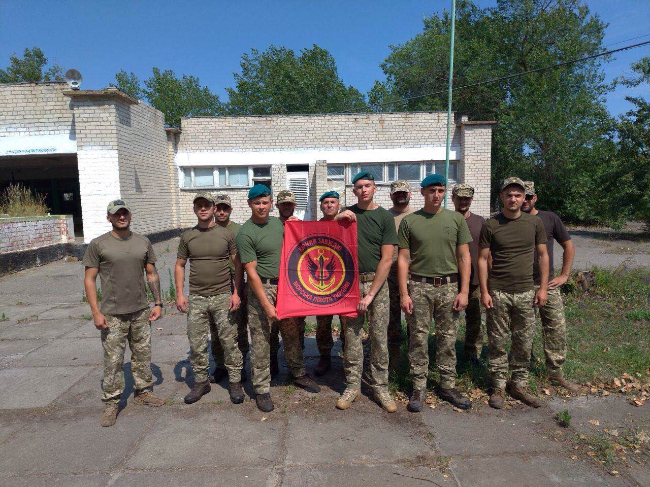 В военных частях в двух районах Херсонщины торжественно поднимали флаг