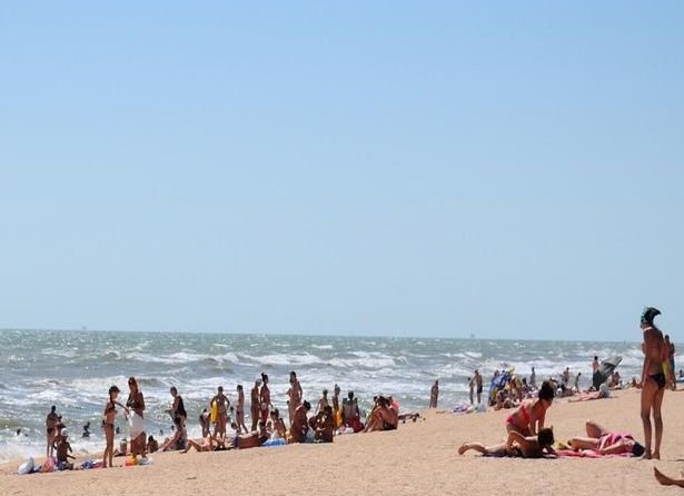 На Азовському узбережжі з 15 липня очікують пік туристичного сезону