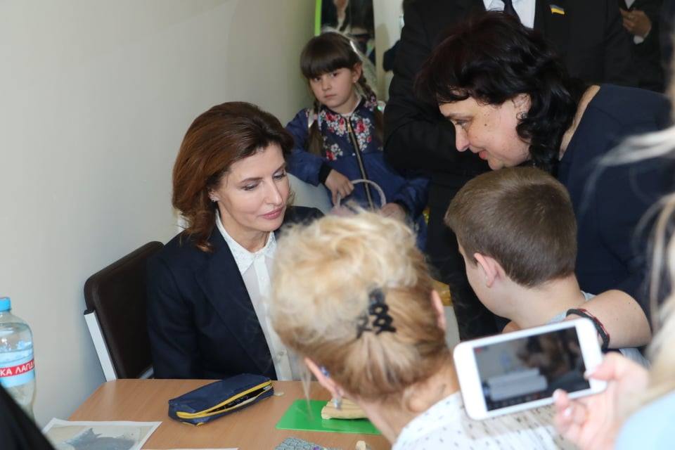 Марина Порошенко открыла ресурсную комнату для новокаховских школьников