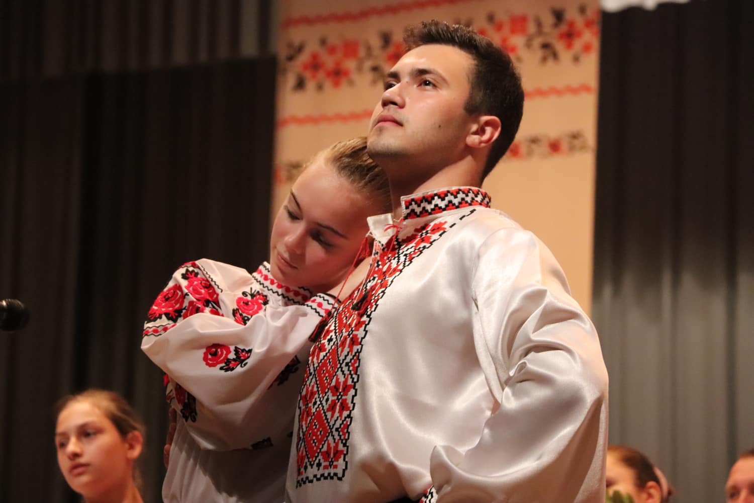 Коллективы из 3-х областей вместе спели песню покойного руководителя чернобаевской «Зари»