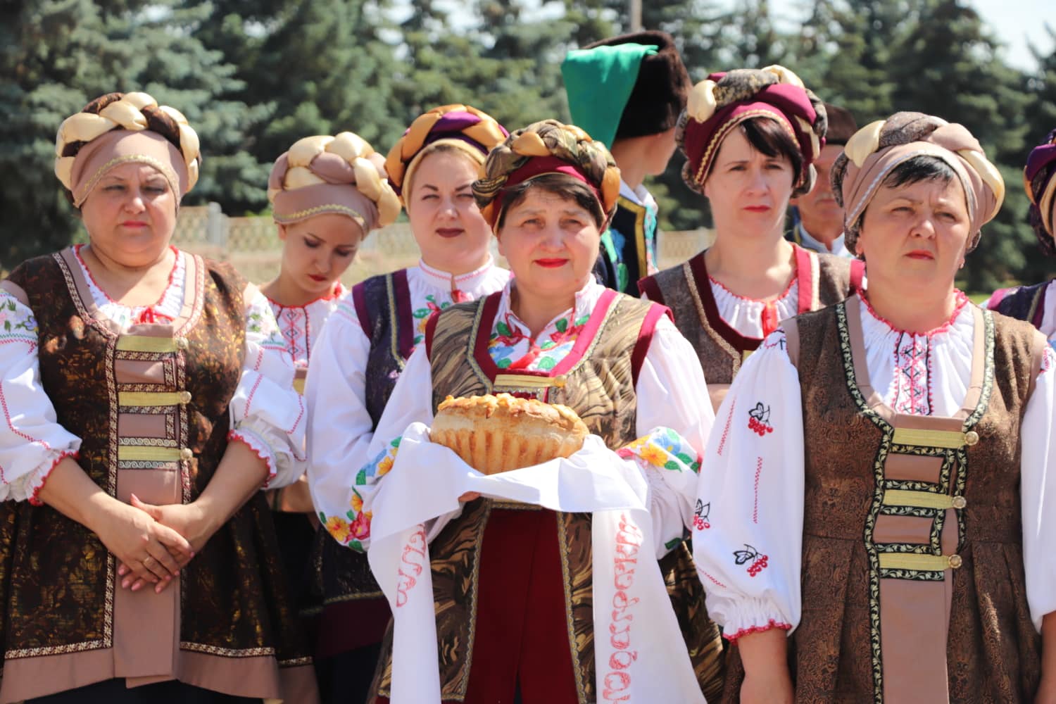 Коллективы из 3-х областей вместе спели песню покойного руководителя чернобаевской «Зари»