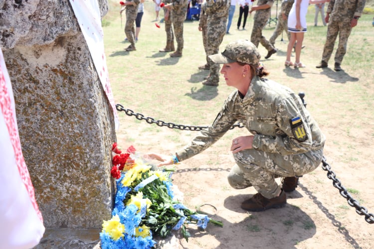 На Каменской Сечи у могилы кошевого атамана почтили память погибших участников АТО