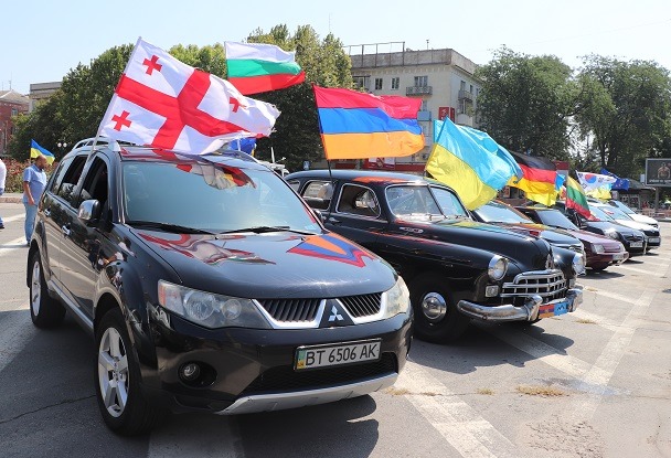 В патриотическом автопробеге в Херсоне поучаствовали 10 национальных обществ