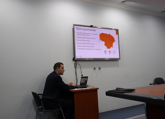 Литовцы хотят перевести школьников Херсонщины на электронную систему оценок, расписаний и посещений 