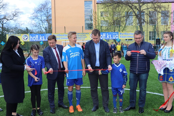 В Олешках открыли мини-футбольное поле