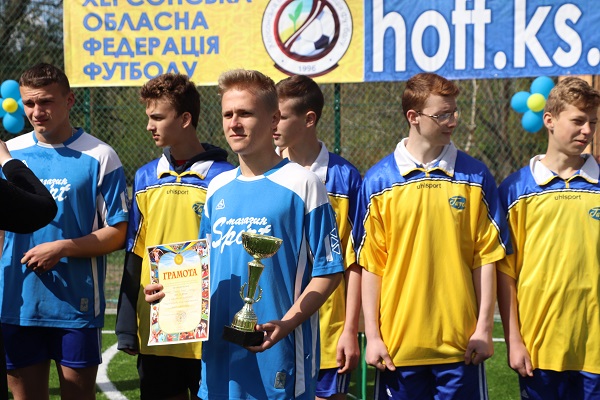 В Олешках открыли мини-футбольное поле