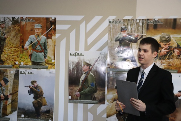 Музей школы №30 Херсона пополнился плакатами украинского войска