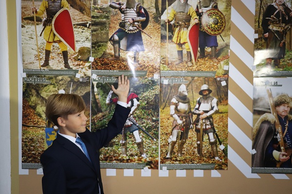 Музей школы №30 Херсона пополнился плакатами украинского войска