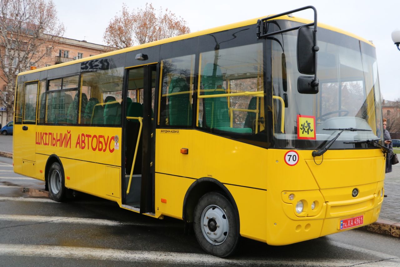 Губернатор Херсонщины вручил ключи от новых школьных автобусов