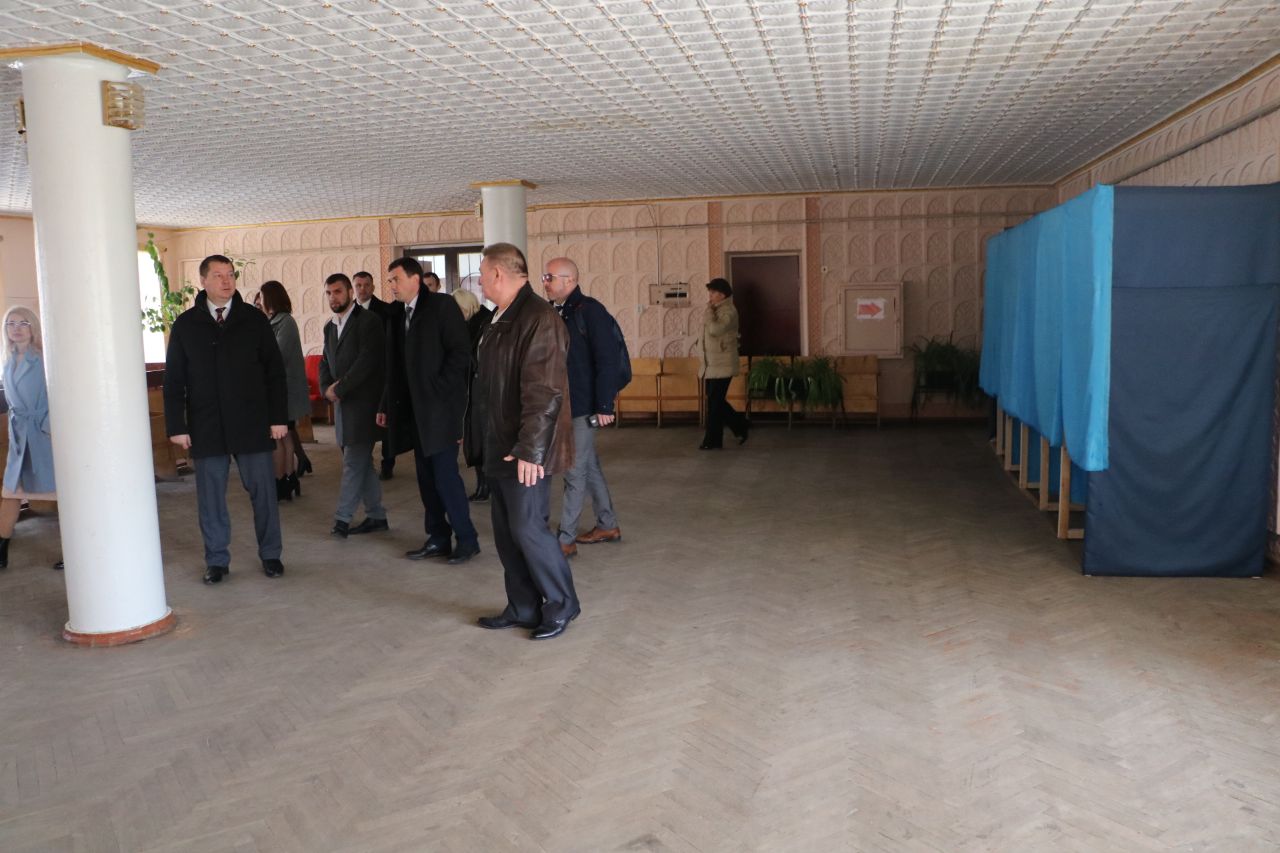Губернатор Херсонщины ездил в Каланчак смотреть на избирательный участок