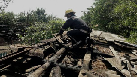 У Каховському районі рятувальники з місцевою пожежною охороною загасили пожежу в господарчій споруді