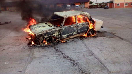 Олешківські пожежні загасили палаючий автомобіль