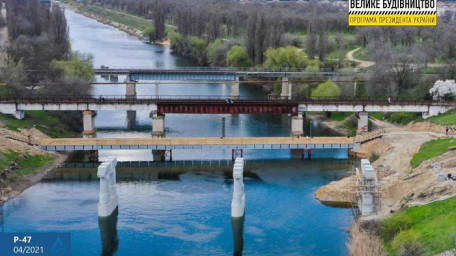 Триває реконструкція мосту через Північно-Кримський канал