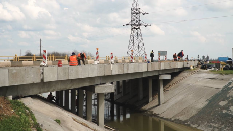 Триває ремонт мосту на дорозі О220802 Чаплинка – Новотроїцьке – Рикове