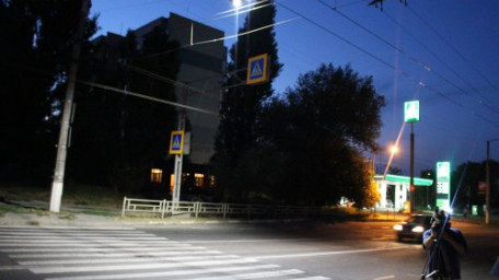 На одному із найнебезпечніших пішохідних переходів по вулиці Перекопській у Херсоні встановили світлодіодний ліхтар для загального освітлення та інформування водіїв