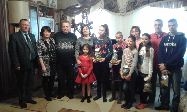 Керівники Великоолександрівського району привітали дітей з прийомних родин та дитячих будинків сімейного типу зі святами