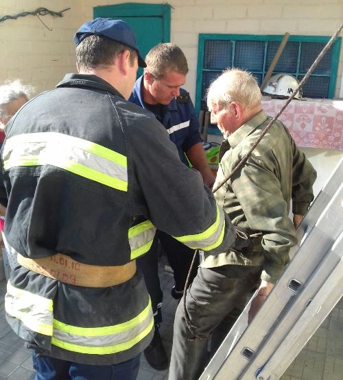 Рятувальники  допомогли дідусеві спуститися з горища будинку 