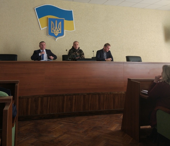 У районній державній адміністрації відбулося екстрене засідання щодо можливого введення воєнного стану в Україні