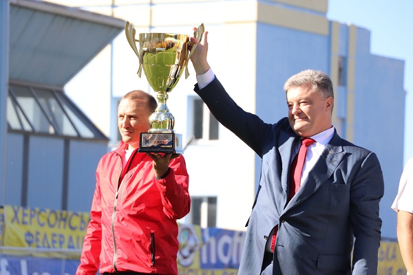 Президент України Петро Порошенко нагородив переможців турніру з футболу (фоторепортаж)