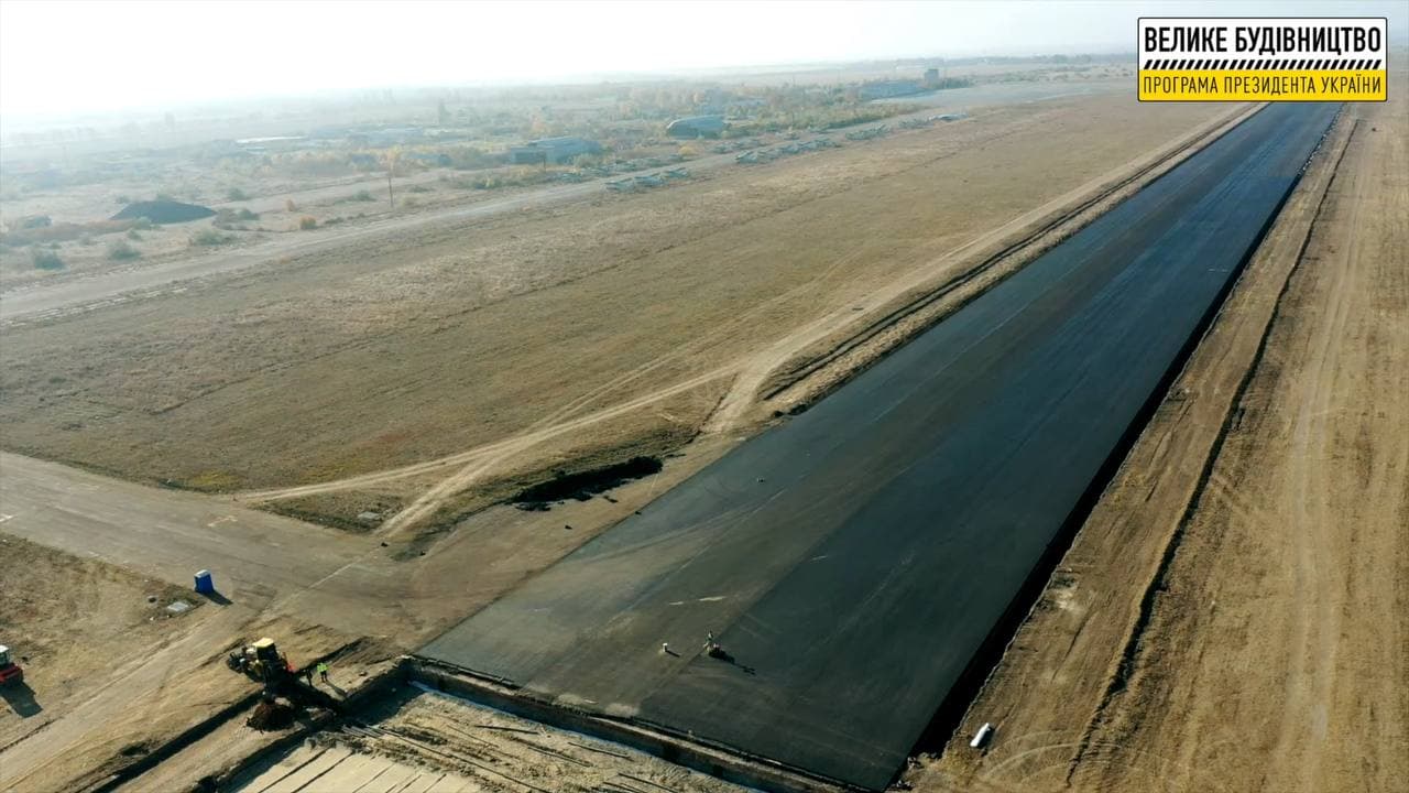 “Велике будівництво”: реконструкція злітно-посадкової смуги в аеропорті “Херсон”