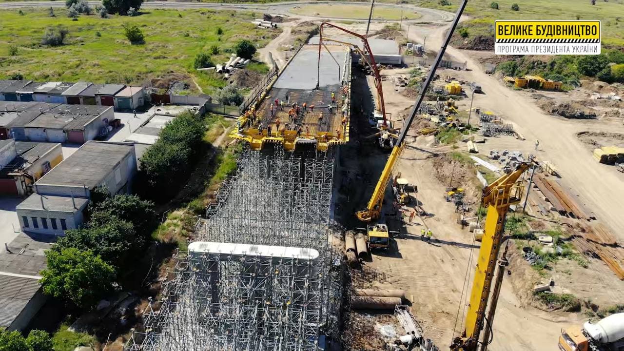 Будівництво шляхопроводу ХБК - Таврійський: завершено бетонування першої 100-метрової захватки плити автопроїзду