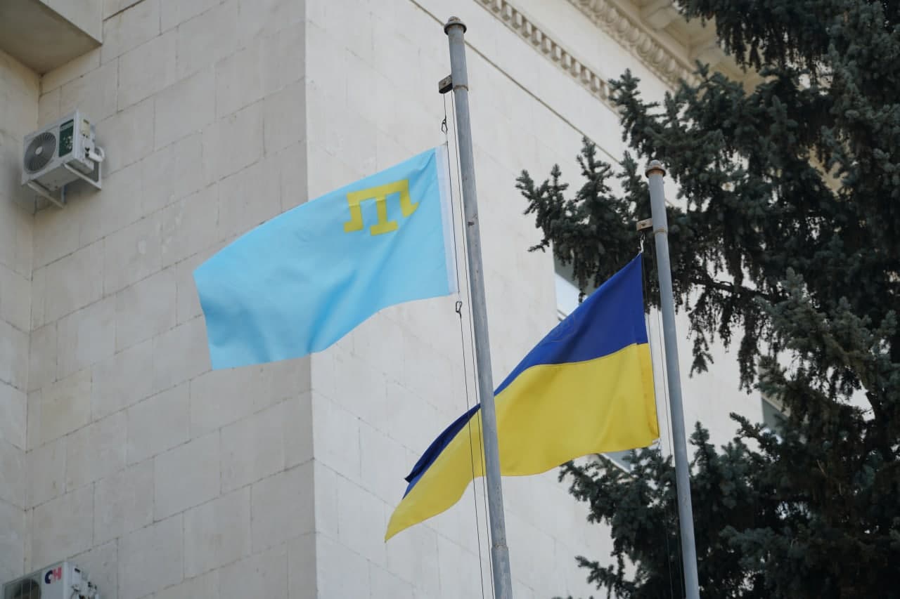 На Херсонщині у підтримку єдності України підняли кримськотатарський прапор 
