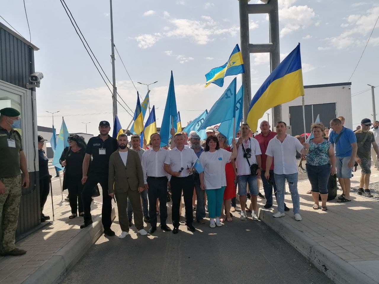 На адмінмежі з тимчасово окупованим Кримом підняли кримськотатарський прапор 