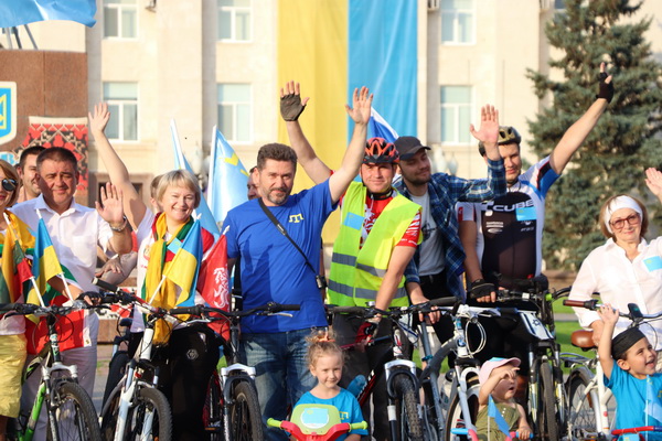 До Дня кримськотатарського прапора у Херсоні відбувся святковий велопробіг
