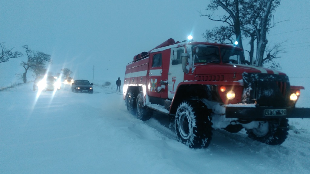 18 автомобілів рятувальники Херсонщини витягнули з заметів 