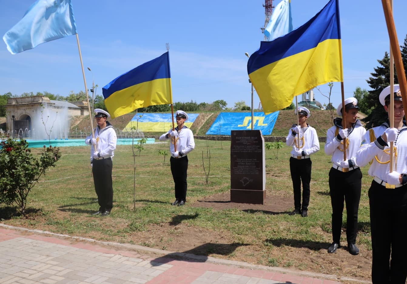 На Херсонщині до 75-х роковин депортації кримських татар відкрили пам’ятний знак