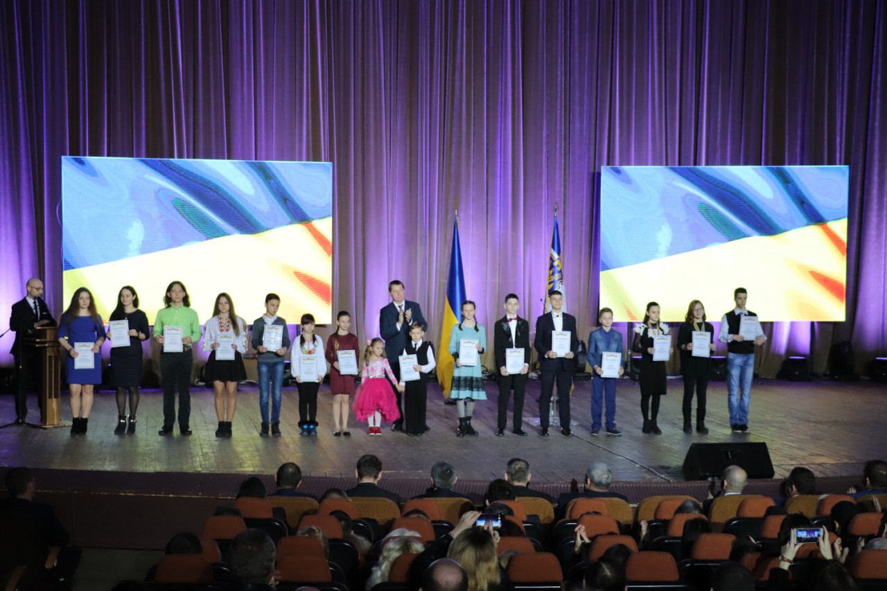 Андрій Гордєєв нагородив талановиту молодь області 