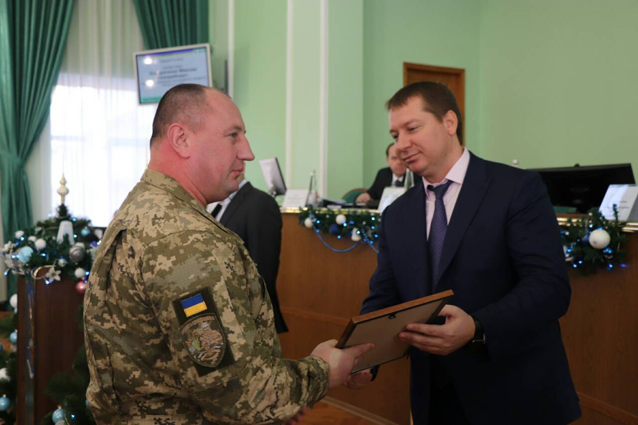 Андрій Гордєєв вручив почесні грамоти та подяку на сесії обласної ради