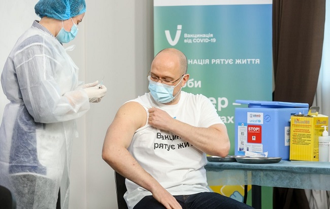 Українські міністри та працівники секретаріату уряду отримали бустерну дозу вакцини від COVID-19