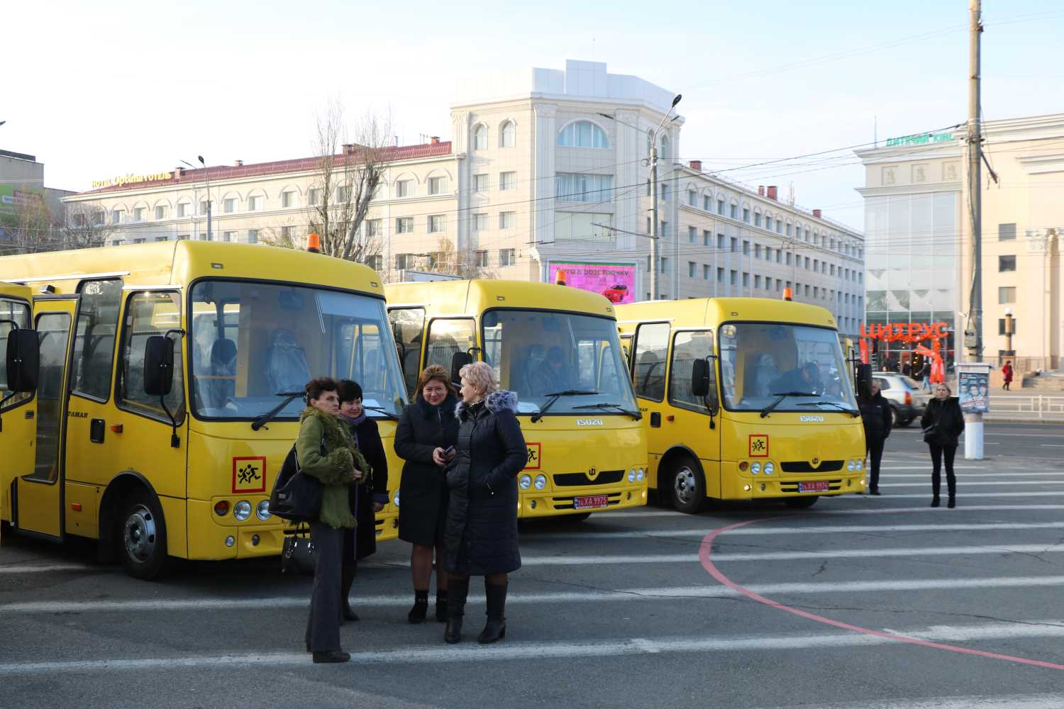 В Херсоне на площади вручали ключи от новых автобусов