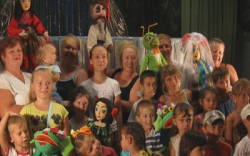 У Генічеському районі показали концертну програму «Веселі ляльки»