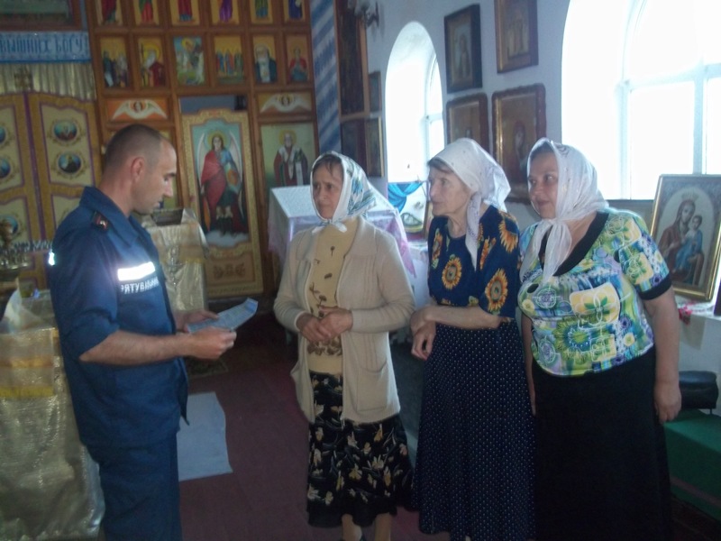 Рятувальники смт Нижні Сірогози дбають про пожежну безпеку напередодні Дня Святої Трійці