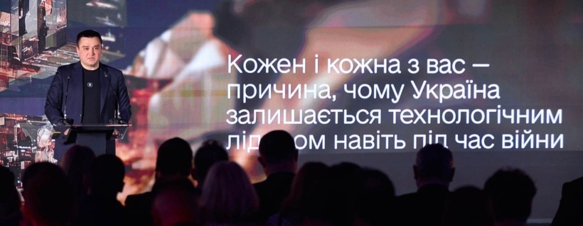 На сцені заходу Олександр Борняков представляє результати роботи команди