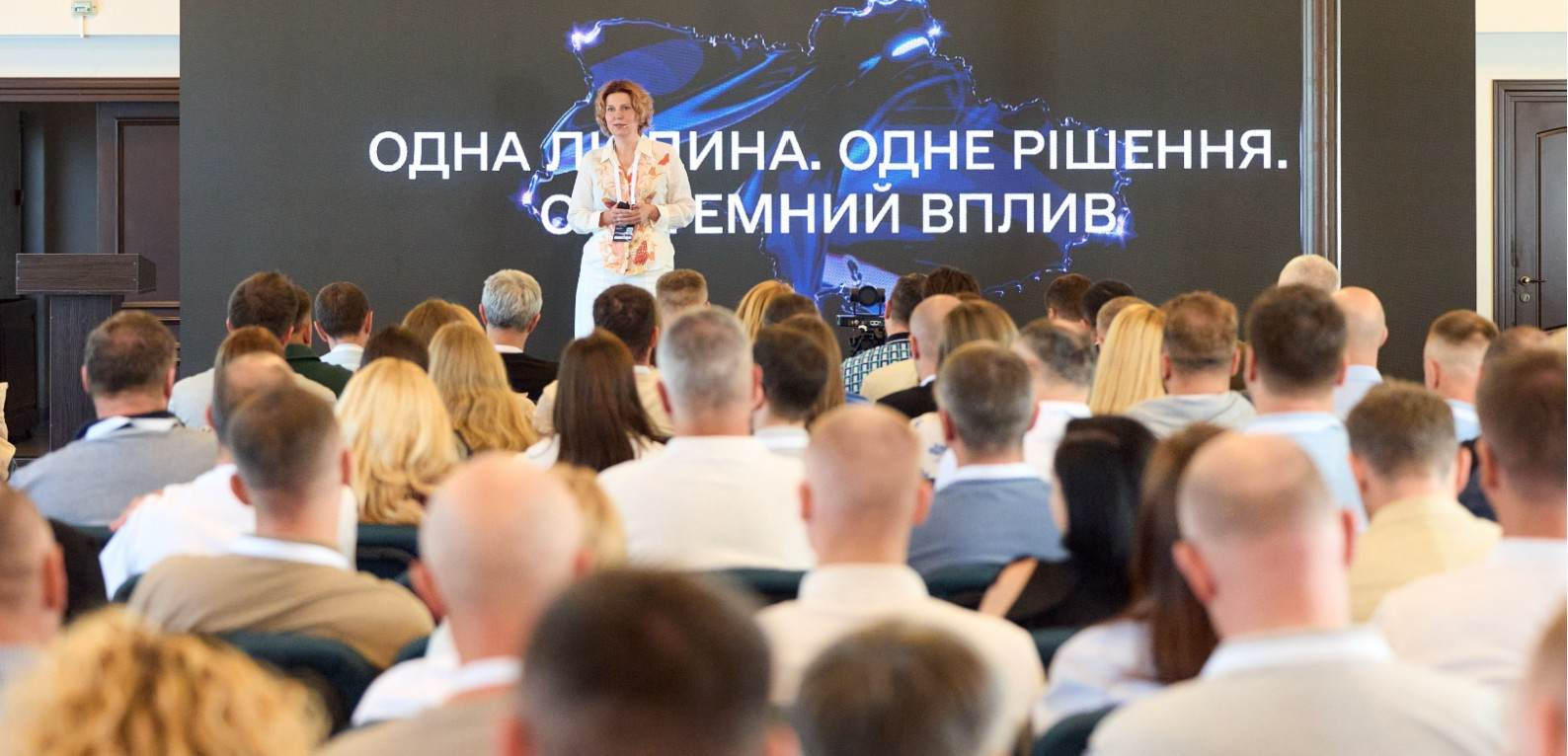 Міністерка цифрової трансформації Оксана Ферчук виступає перед учасниками заходу.