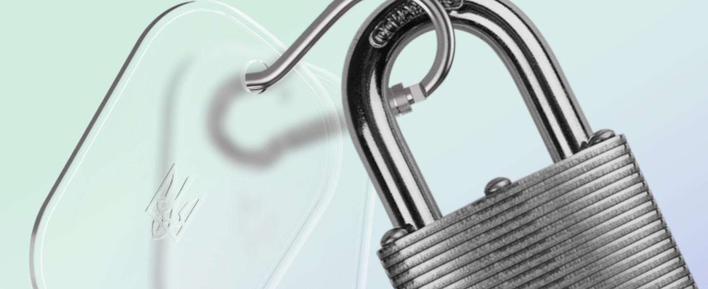 Металевий замок із брелоком з державним гербом України — символ захисту або обмеженого доступу