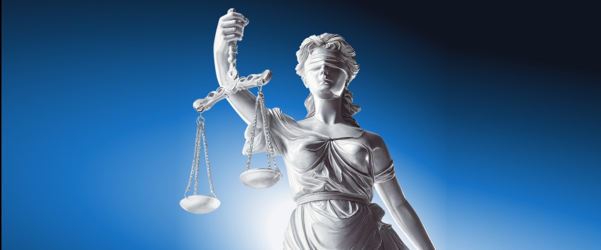 Статуя Феміди — символ правосуддя із зав’язаними очима та терезами в руці на синьому градієнтному фоні.