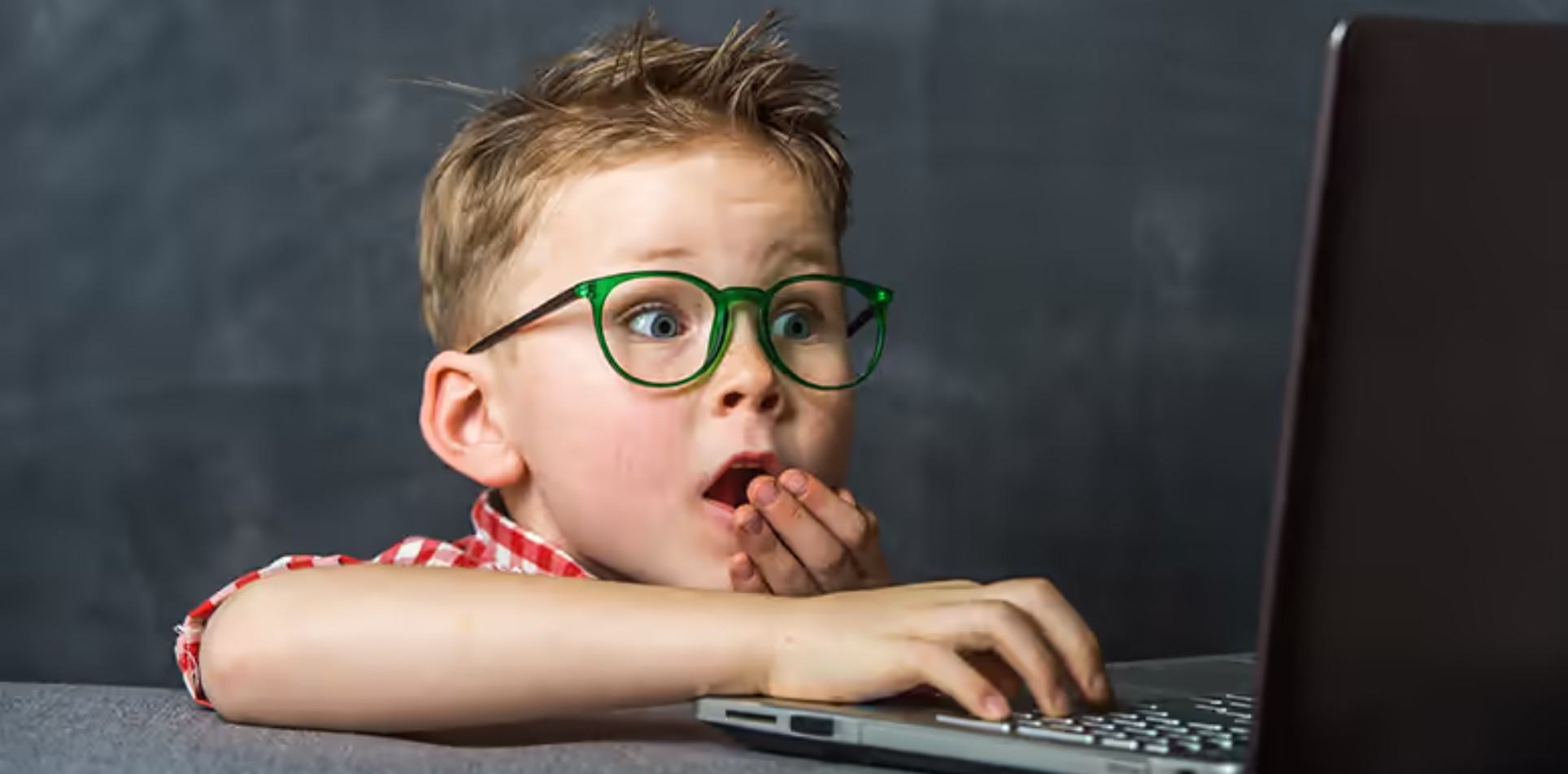 Дитина користується ноутбуком, ілюстрація теми безпеки дітей в Інтернеті.